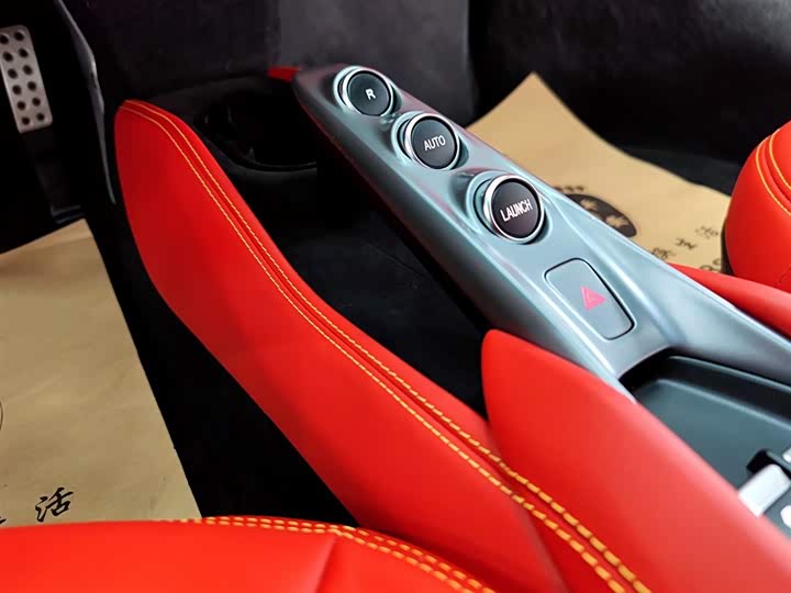 Фото 7 - Ferrari F8