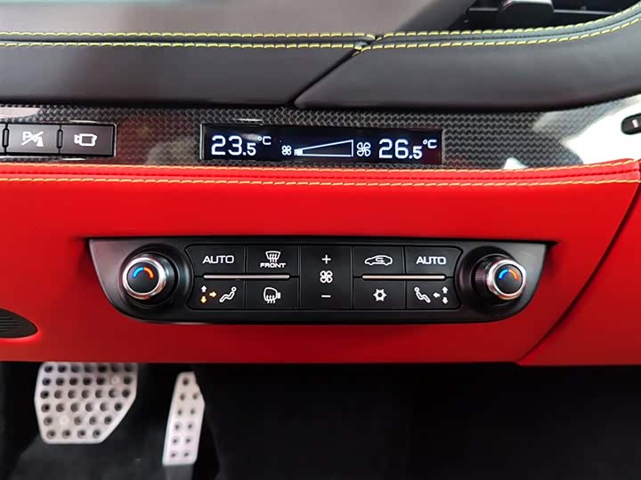 Фото 8 - Ferrari F8