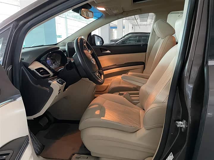 Фото 8 - Buick GL8 ES