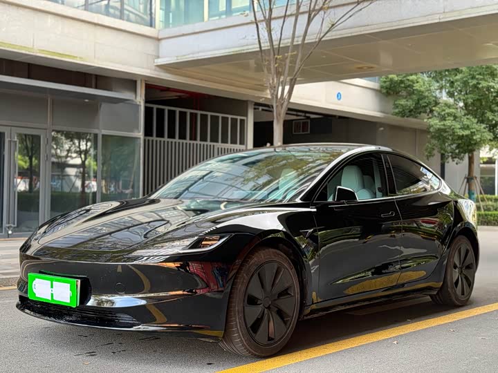 Фото 1 - Tesla Model 3