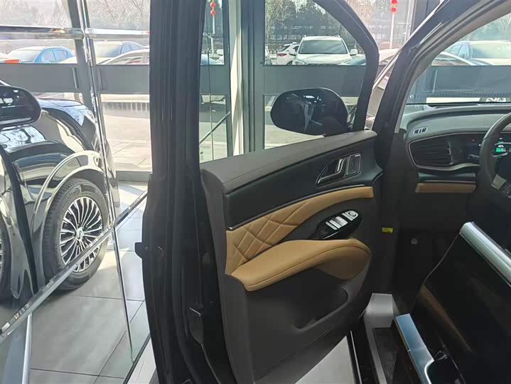 Фото 7 - Denza D9