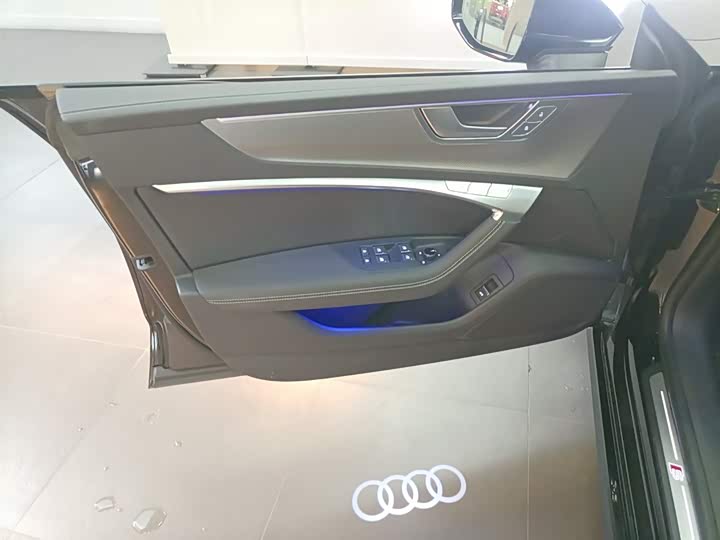 Фото 9 - Audi A7L