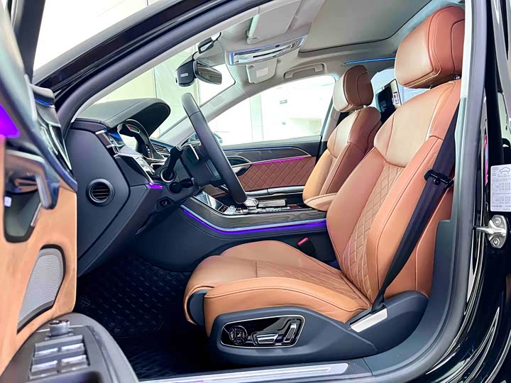 Фото 7 - Audi A8