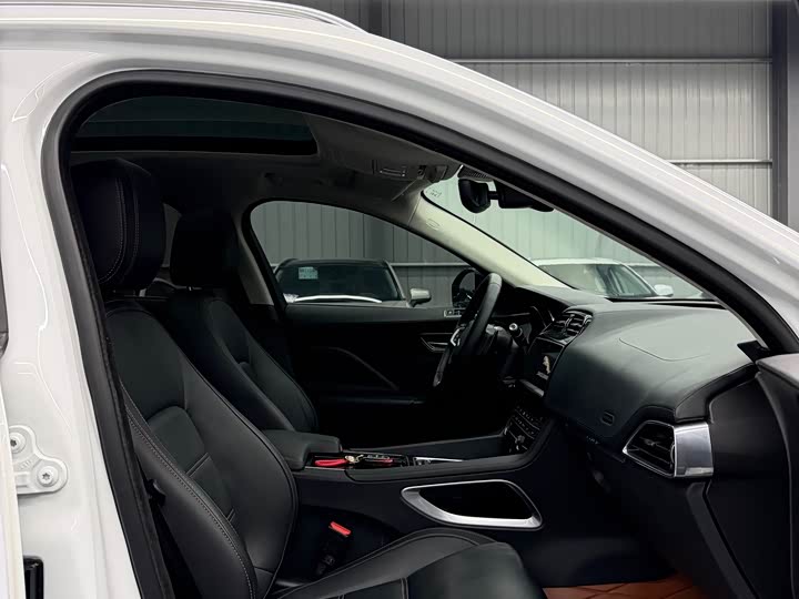 Фото 4 - Jaguar F-Pace