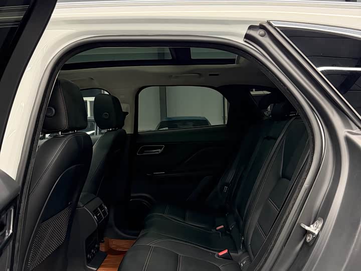 Фото 9 - Jaguar F-Pace