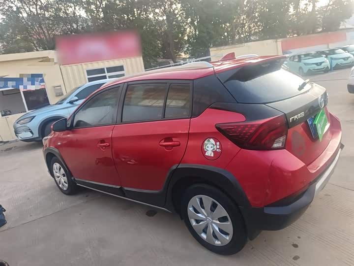 Фото 5 - Toyota Yaris L Hatchback