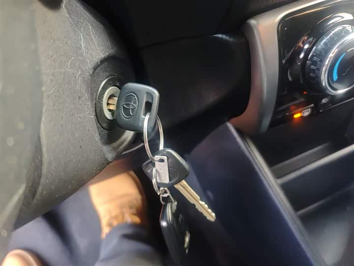 Фото 8 - Toyota Yaris L Hatchback