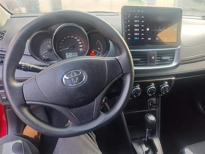 Фото 9 - Toyota Yaris L Hatchback