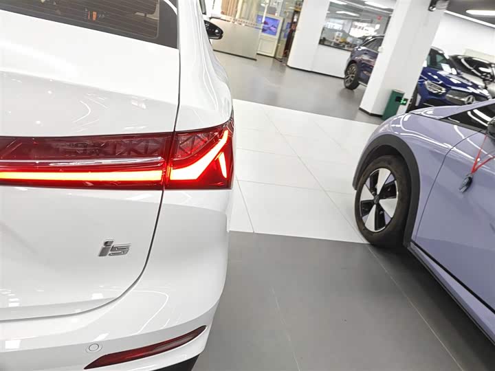 Фото 8 - Roewe i5