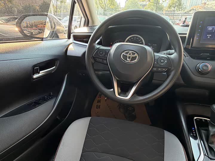 Фото 9 - Toyota Corolla