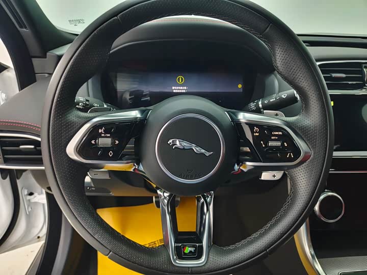 Фото 3 - Jaguar XE L