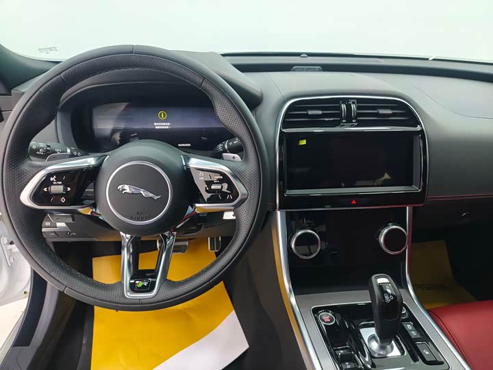 Фото 4 - Jaguar XE L