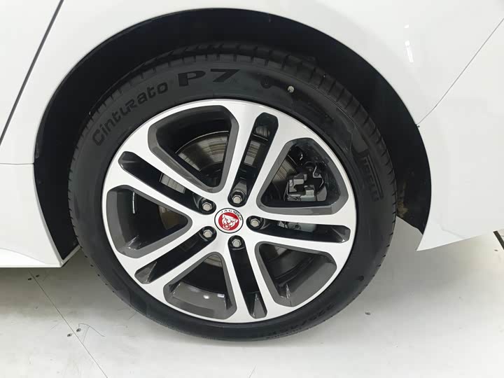 Фото 8 - Jaguar XE L