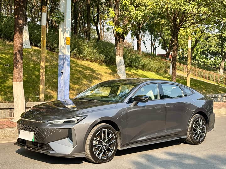 Фото 1 - Changan UNI-V Hybrid