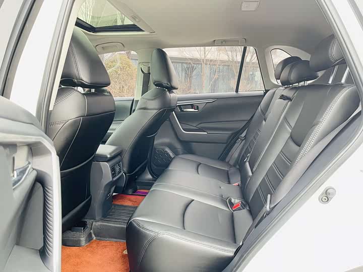 Фото 4 - Toyota RAV4