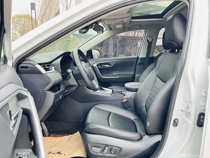 Фото 6 - Toyota RAV4