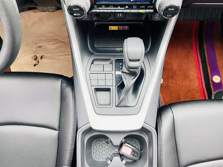 Фото 8 - Toyota RAV4