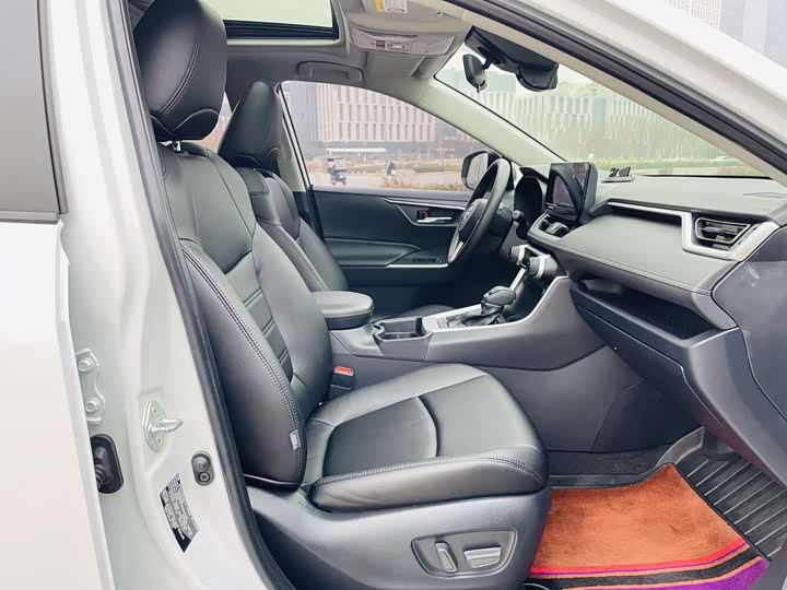 Фото 9 - Toyota RAV4