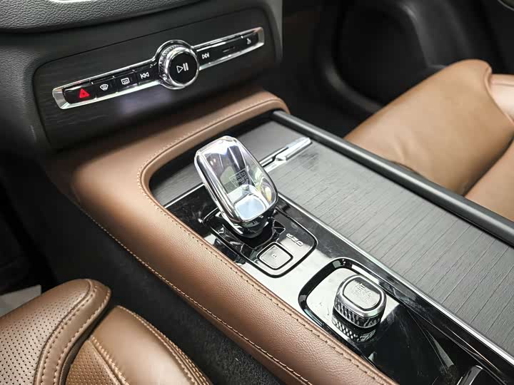 Фото 9 - Volvo XC90