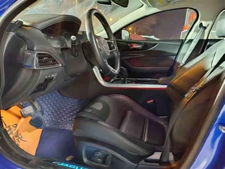 Фото 9 - Jaguar XE L