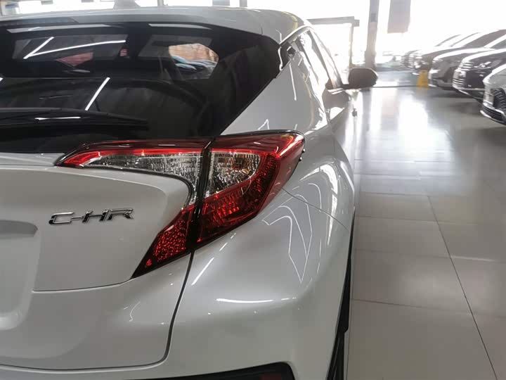 Фото 8 - Toyota C-HR