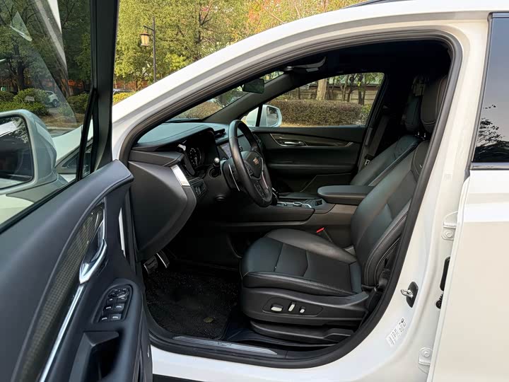 Фото 8 - Cadillac XT5