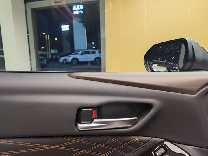 Фото 8 - Toyota Avalon