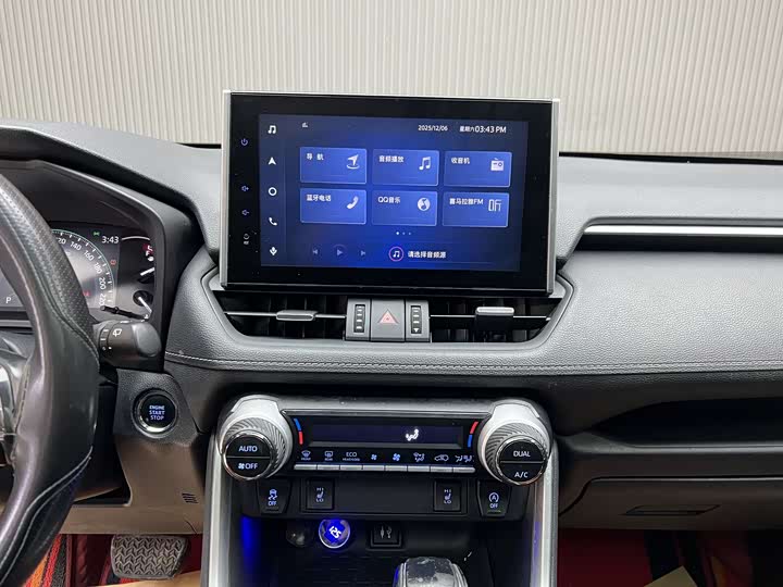 Фото 4 - Toyota RAV4