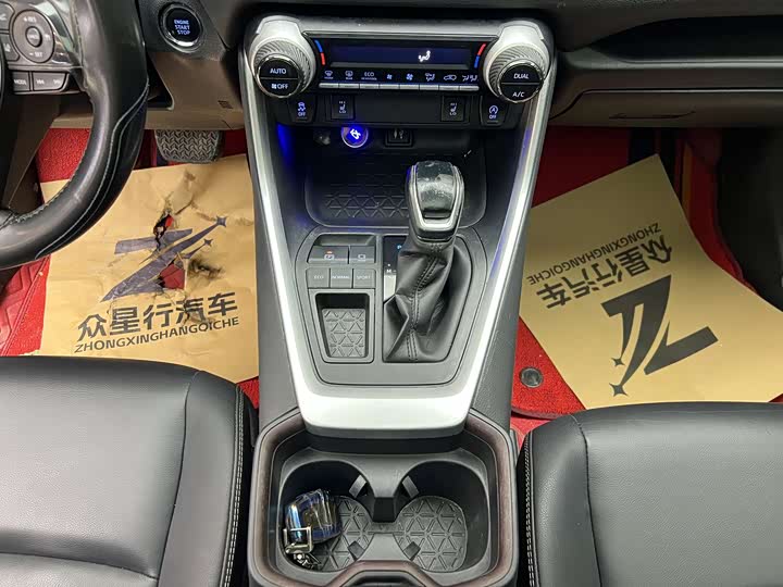 Фото 6 - Toyota RAV4