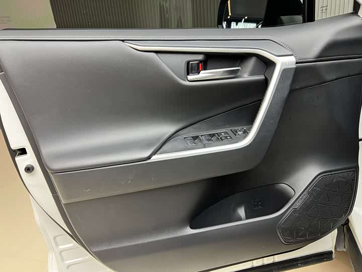 Фото 7 - Toyota RAV4