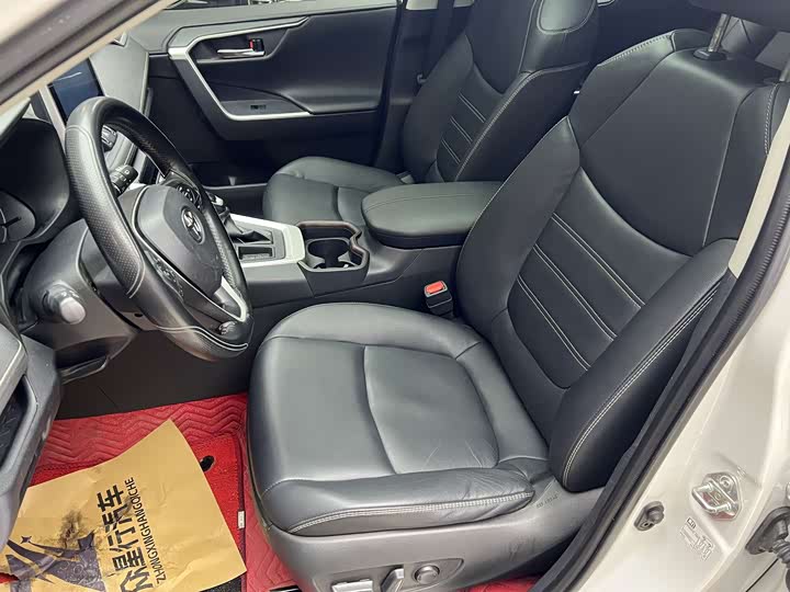 Фото 8 - Toyota RAV4