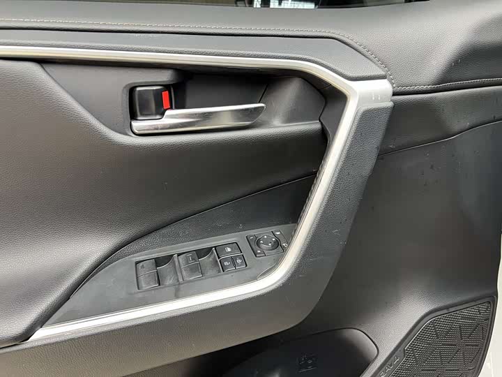 Фото 9 - Toyota RAV4