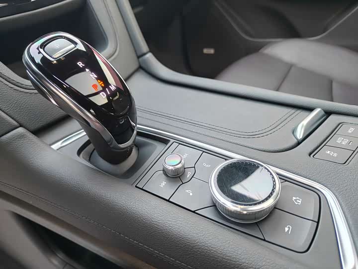 Фото 8 - Cadillac XT6