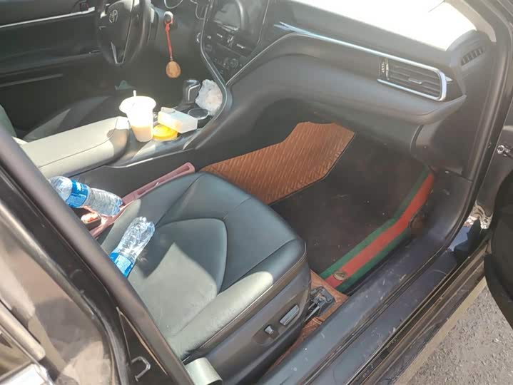 Фото 8 - Toyota Camry