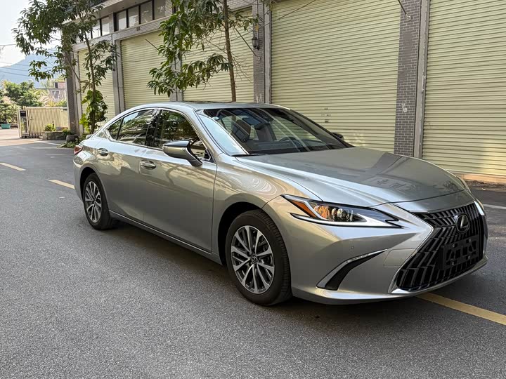 Фото 1 - Lexus ES
