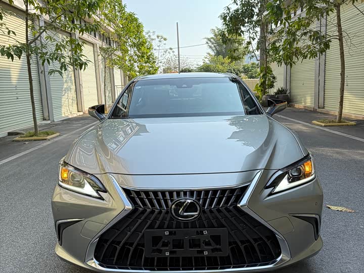 Фото 2 - Lexus ES