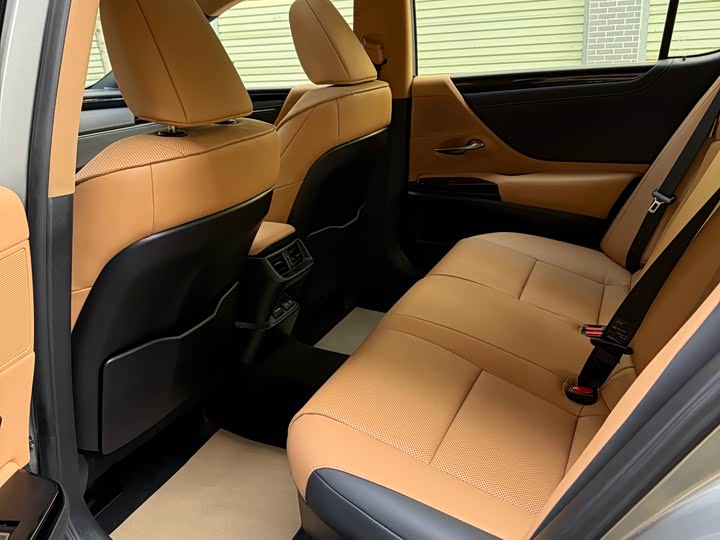 Фото 5 - Lexus ES