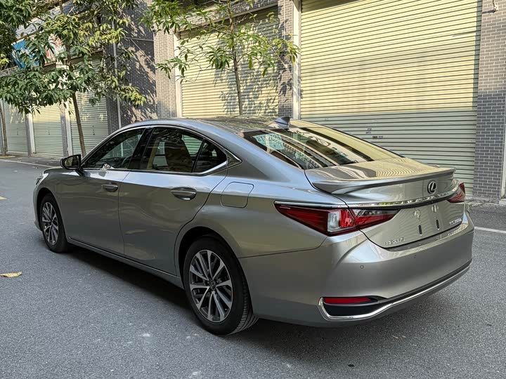 Фото 7 - Lexus ES