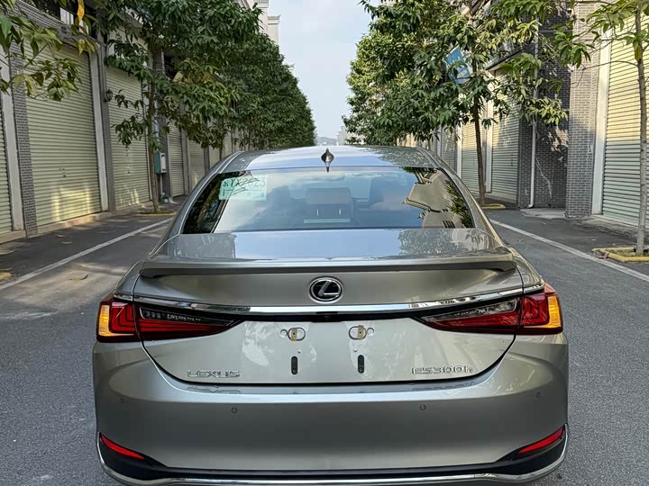 Фото 8 - Lexus ES