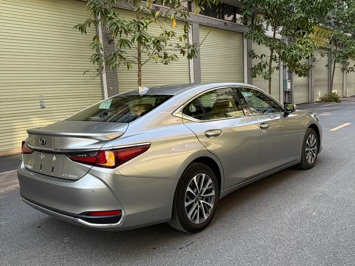 Фото 9 - Lexus ES