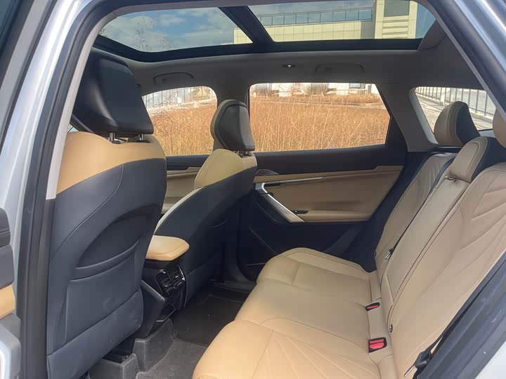 Фото 5 - Geely Atlas L