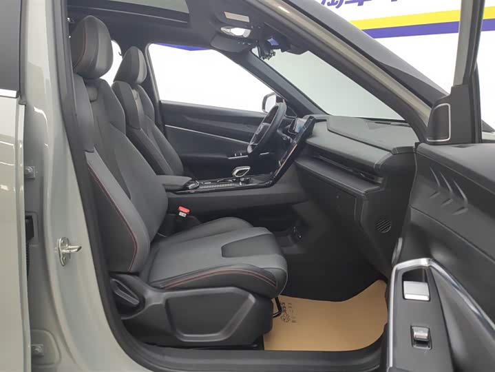 Фото 8 - Geely Atlas