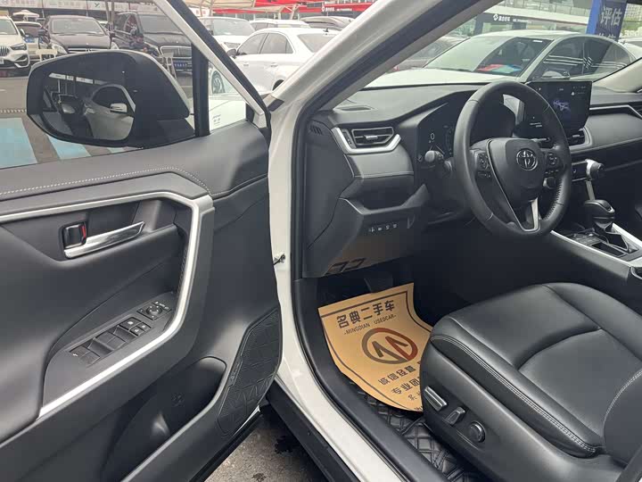 Фото 8 - Toyota RAV4