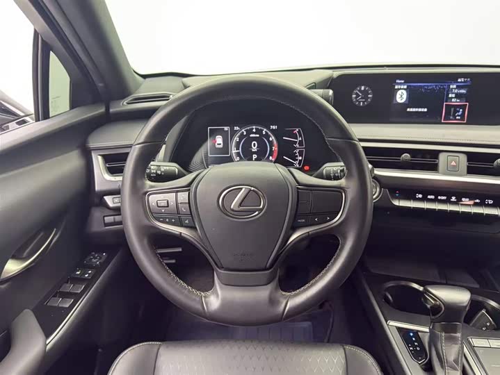 Фото 5 - Lexus UX