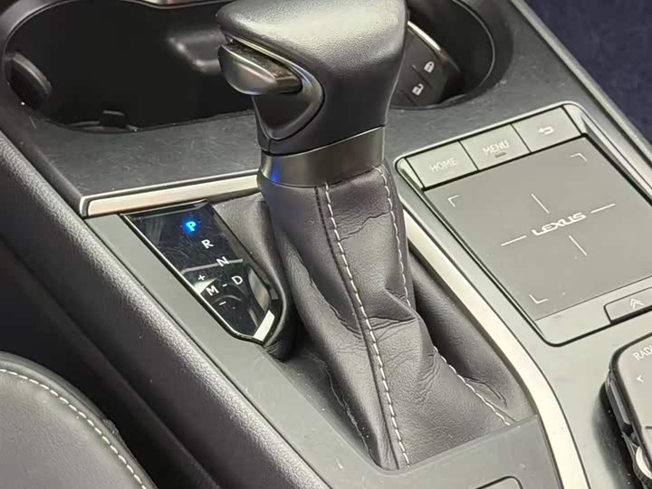 Фото 7 - Lexus UX