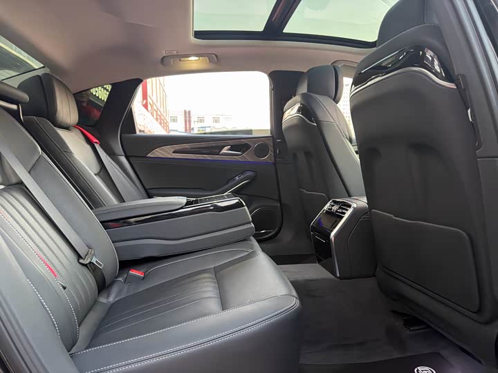 Фото 9 - Hongqi H9