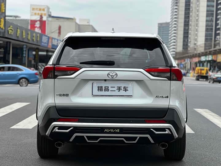 Фото 4 - Toyota RAV4