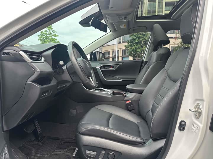 Фото 5 - Toyota RAV4