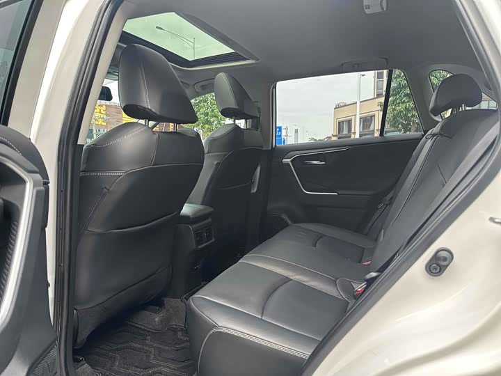 Фото 6 - Toyota RAV4