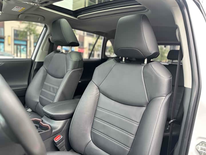 Фото 7 - Toyota RAV4